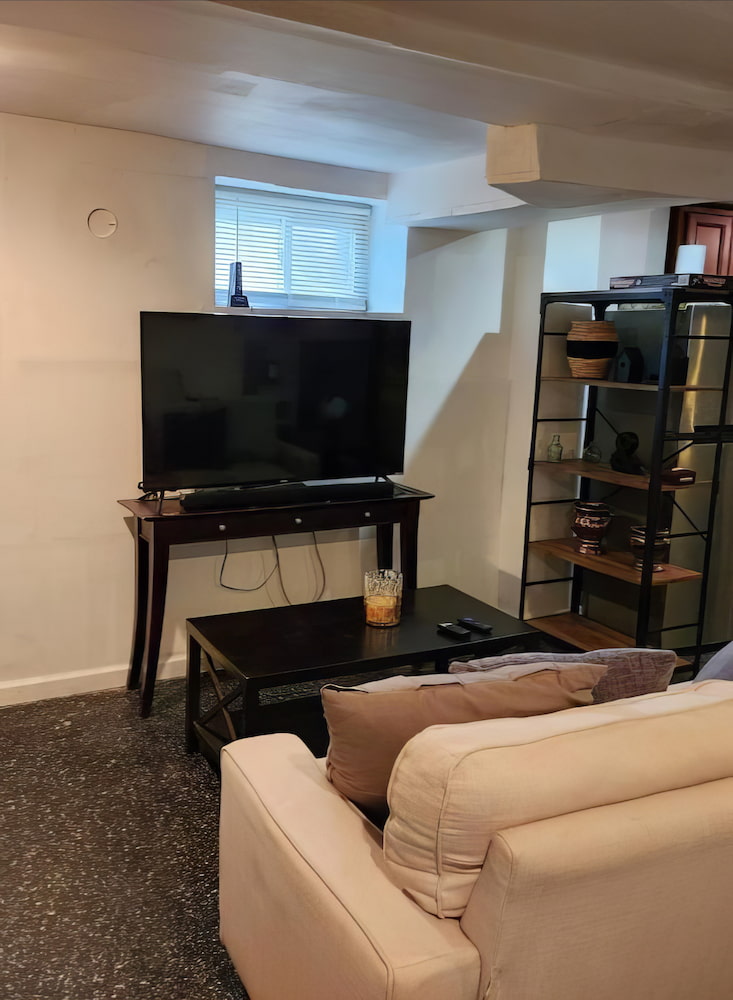 Cozy Studio; Lower Level Unit Cozy Studio; Lower Level Unit