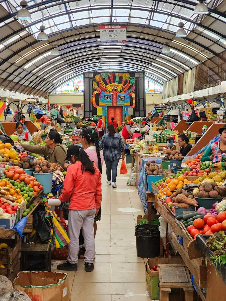 Mercado 10 de Agosto, Cuenca, Ecuador Mercado 10 de Agosto, Cuenca, Ecuador